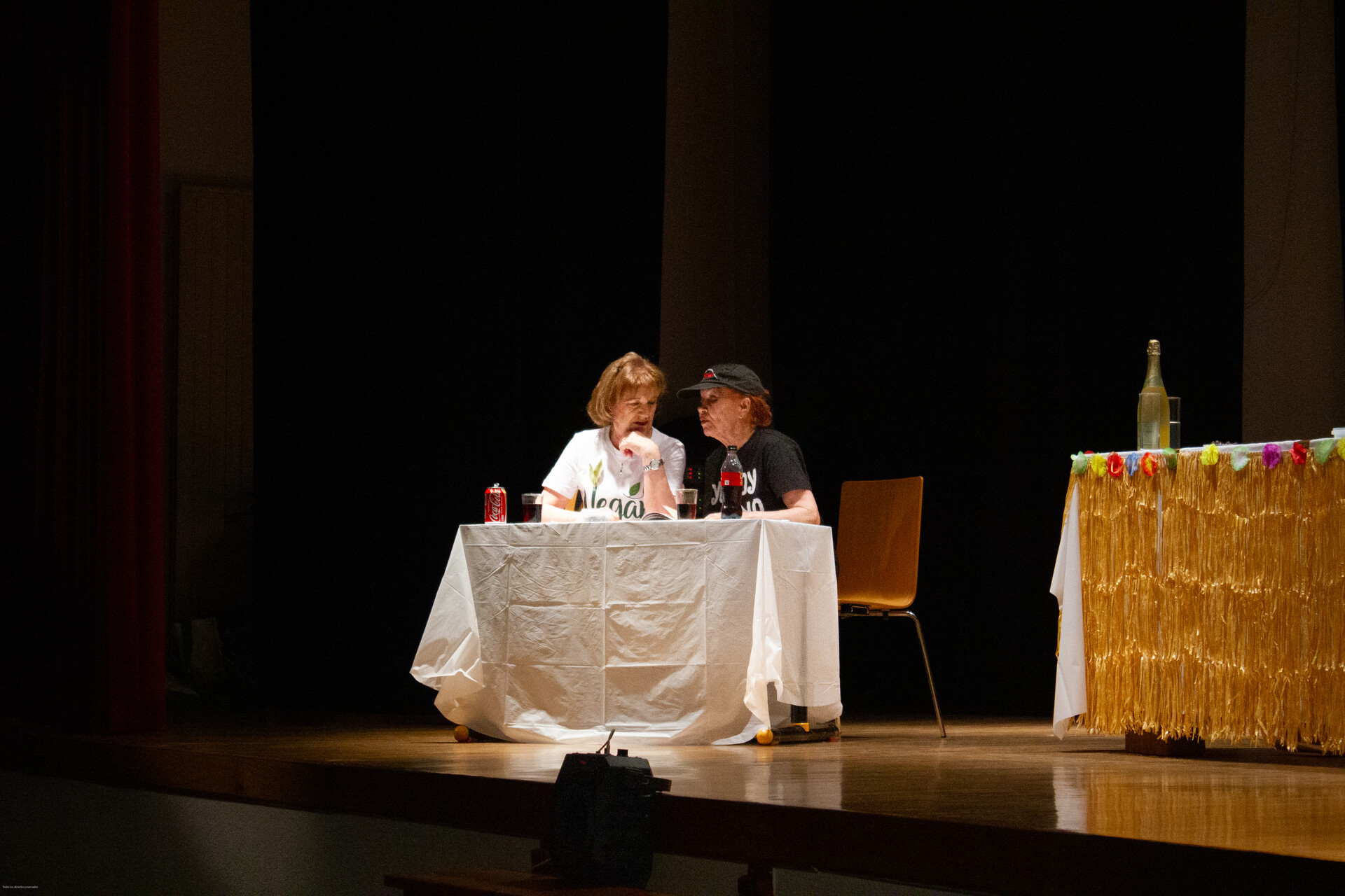 Interacción de personajes en el escenario teatral