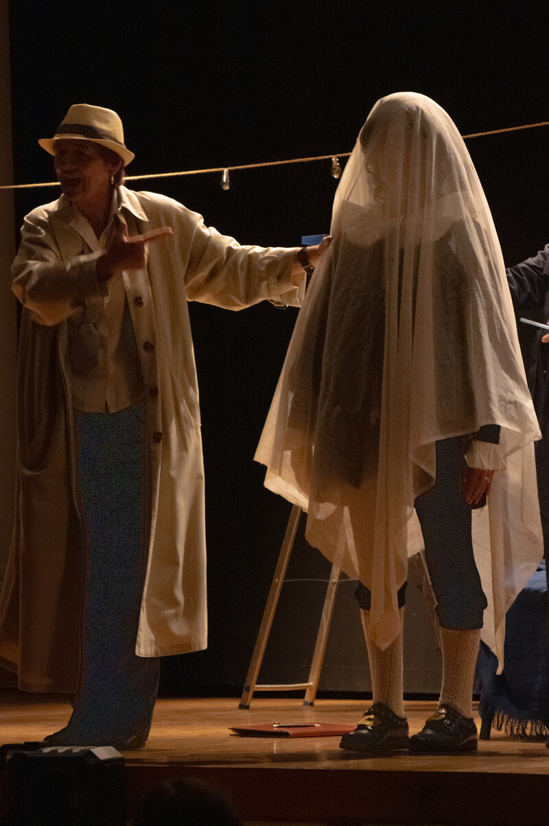 Diálogos afilados en la comedia de Jean-Pierre Martínez