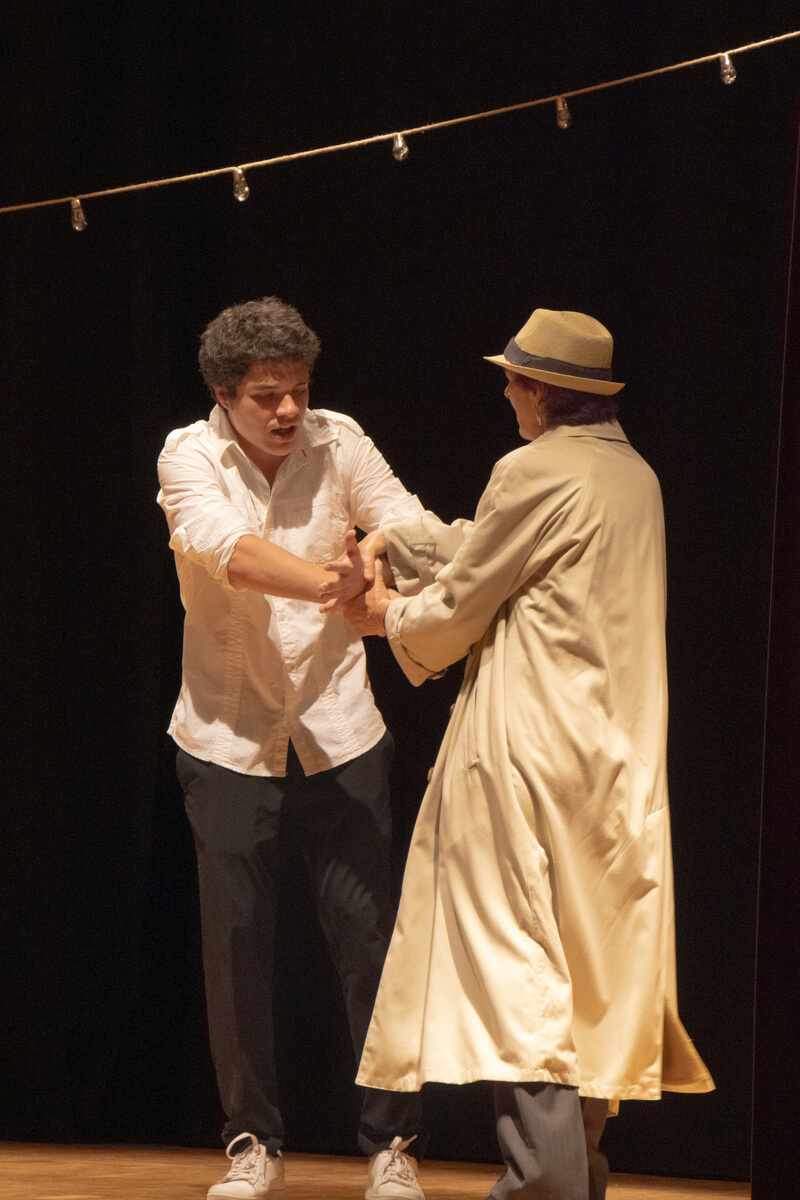 Personajes secundarios irrumpiendo en la comedia
