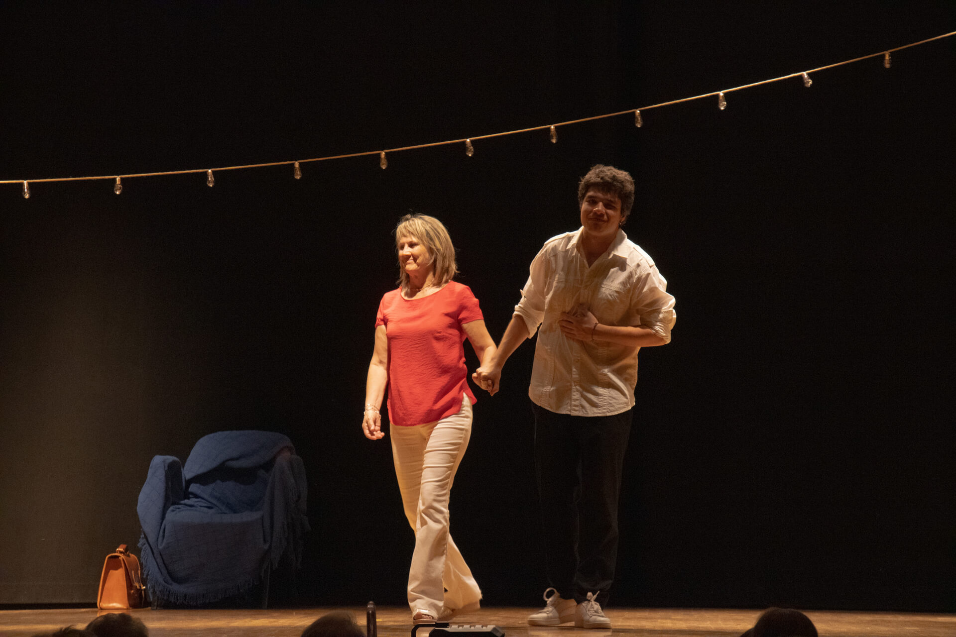 Risas y complicidad en el escenario de Rana y Telón
